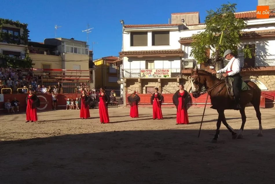 Foto 3 - En Villarino contin&uacute;an las fiestas con un vistoso espect&aacute;culo folcl&oacute;rico andaluz-ecuestre  
