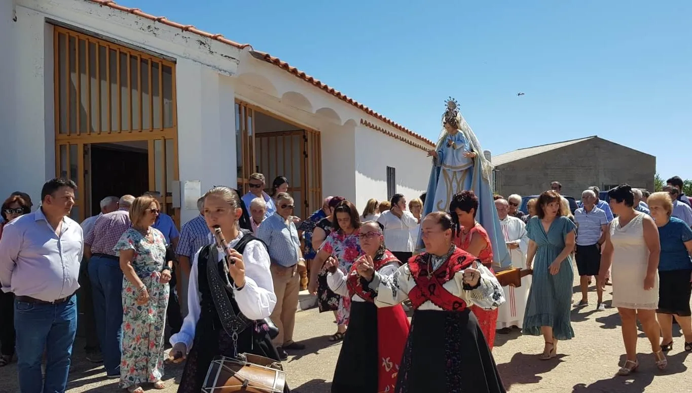 Foto 4 - Un vecino restaura desinteresadamente el altar de la Iglesia de Diosleguarde  