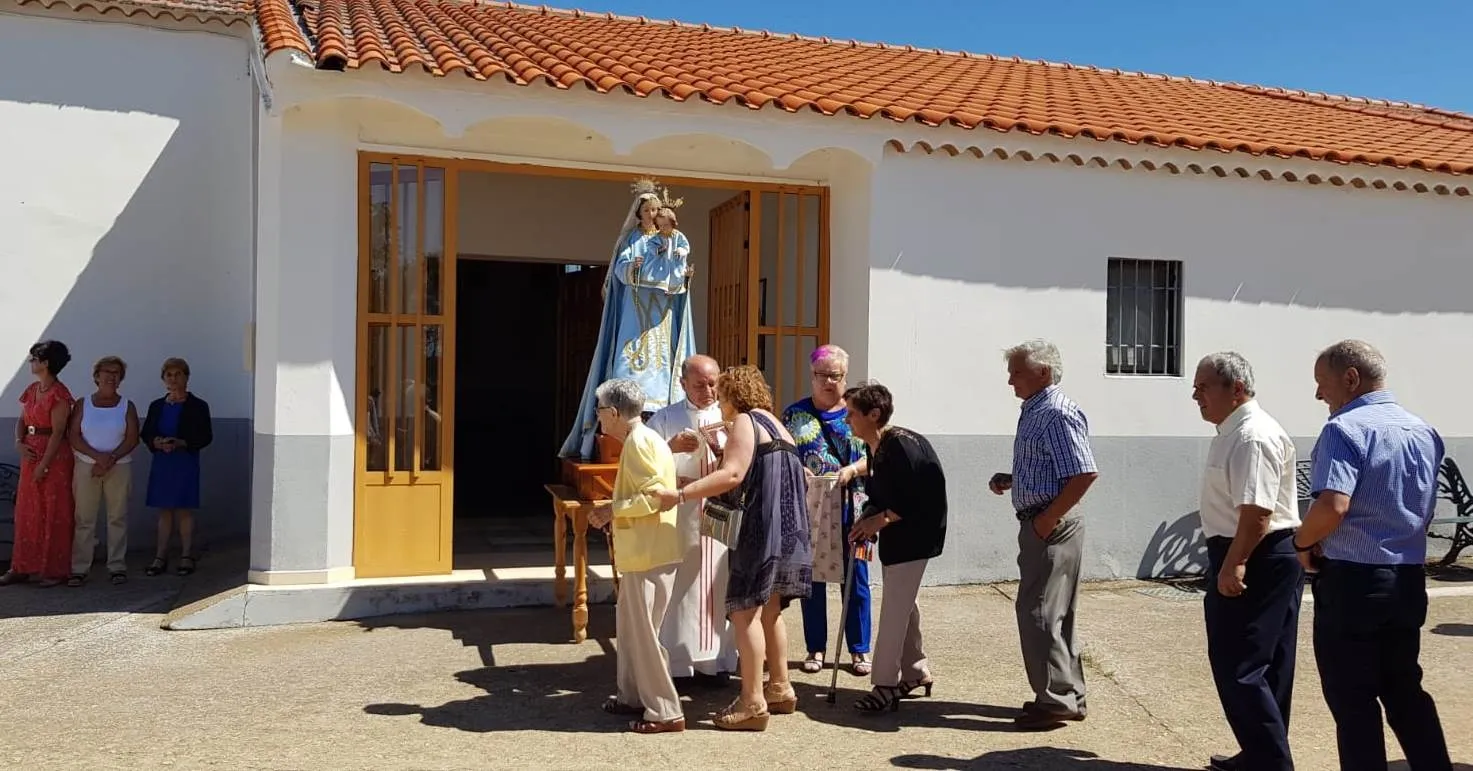 Foto 2 - Un vecino restaura desinteresadamente el altar de la Iglesia de Diosleguarde  