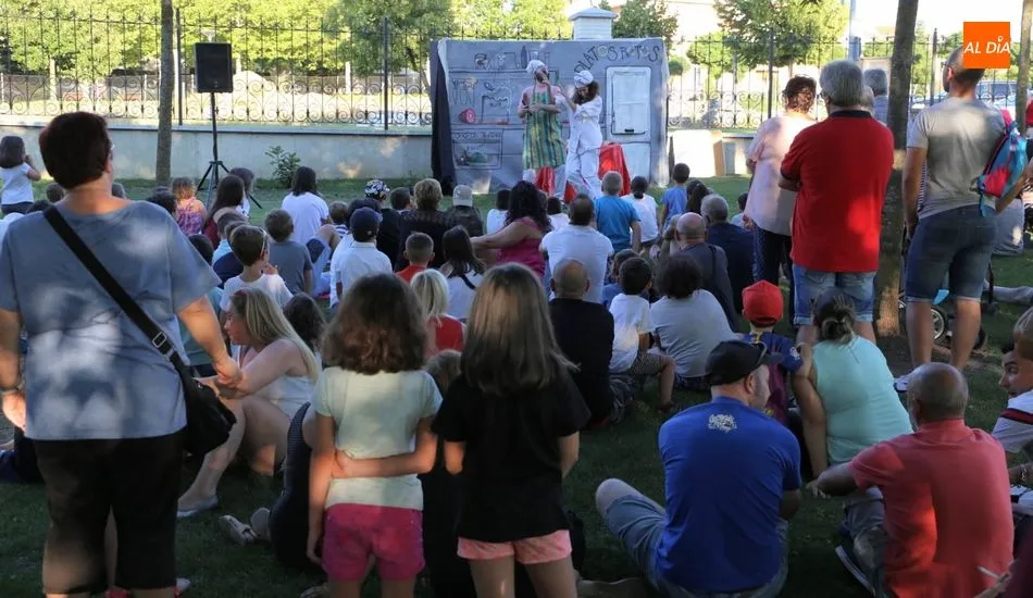 Niños y mayores disfrutan de una sesión de teatro en familia en el Prado de la Vega. Foto: Víctor Sánchez