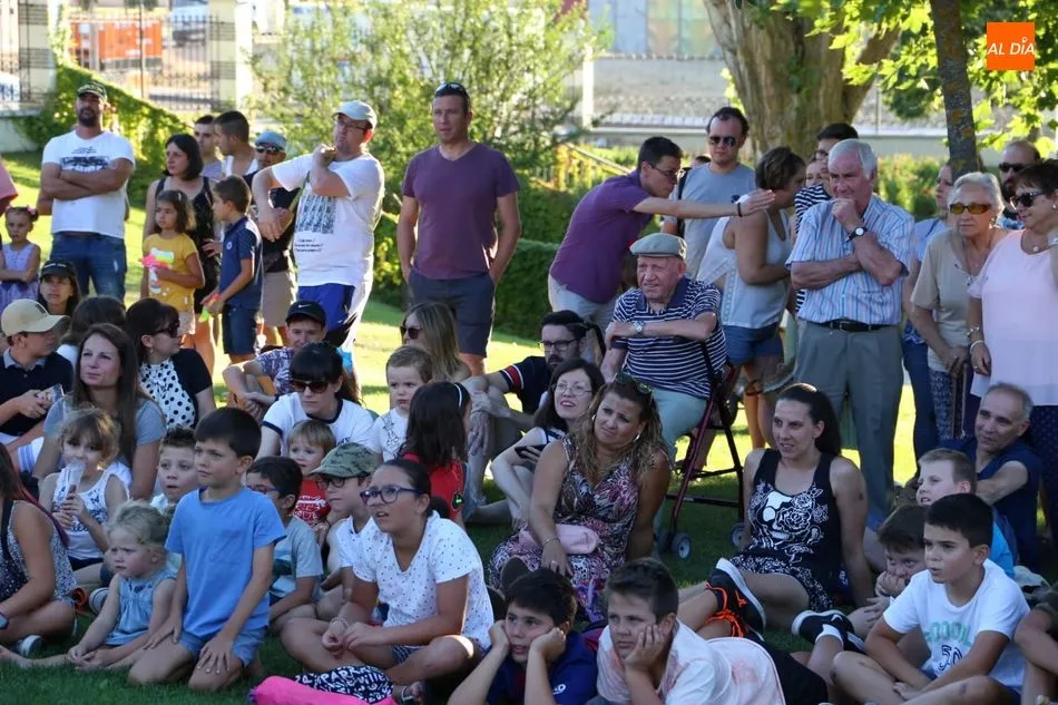 Foto 2 - Divertida jornada en Carbajosa con teatro, vaquillas y homenaje a los mayores &nbsp; &nbsp;