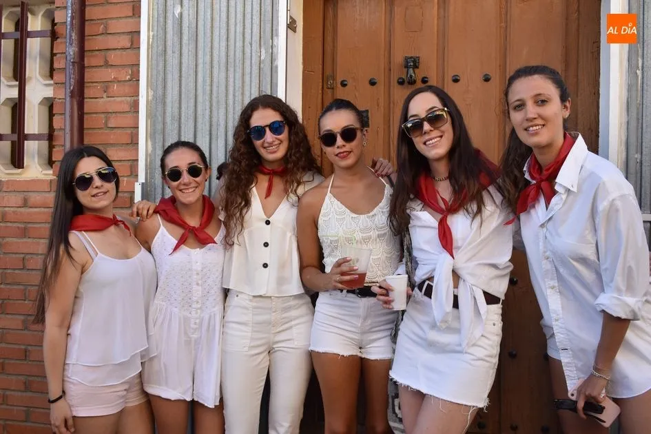 Los habitantes de Valdecarros disfrutan de la fiesta temática sobre San Fermín