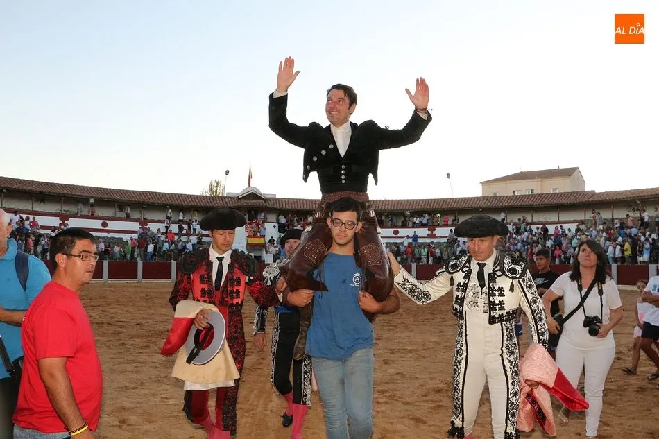 Cartagena cortó tres orejas y un rabo en total, ganándose la puerta grande