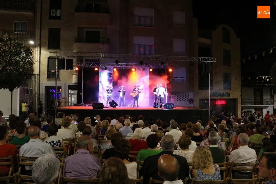Foto 10 - &Aacute;ngel y sus Mariachis cierran el d&iacute;a de la patrona en Guijuelo