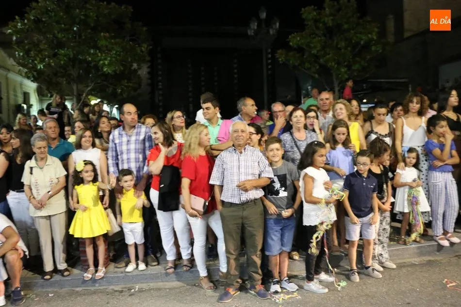Foto 11 - El desfile de carrozas y la actuaci&oacute;n de Fun&ccedil;ao P&ugrave;blika llenan de p&uacute;blico las calles de...