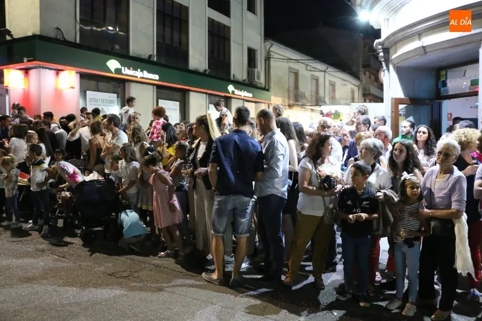 Foto 10 - El desfile de carrozas y la actuaci&oacute;n de Fun&ccedil;ao P&ugrave;blika llenan de p&uacute;blico las calles de...