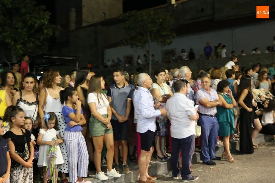 Foto 9 - El desfile de carrozas y la actuaci&oacute;n de Fun&ccedil;ao P&ugrave;blika llenan de p&uacute;blico las calles de...