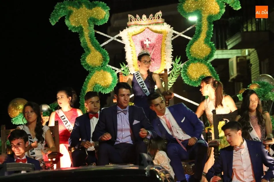 Foto 8 - El desfile de carrozas y la actuaci&oacute;n de Fun&ccedil;ao P&ugrave;blika llenan de p&uacute;blico las calles de...