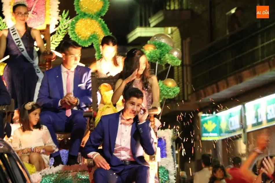 Foto 7 - El desfile de carrozas y la actuaci&oacute;n de Fun&ccedil;ao P&ugrave;blika llenan de p&uacute;blico las calles de...