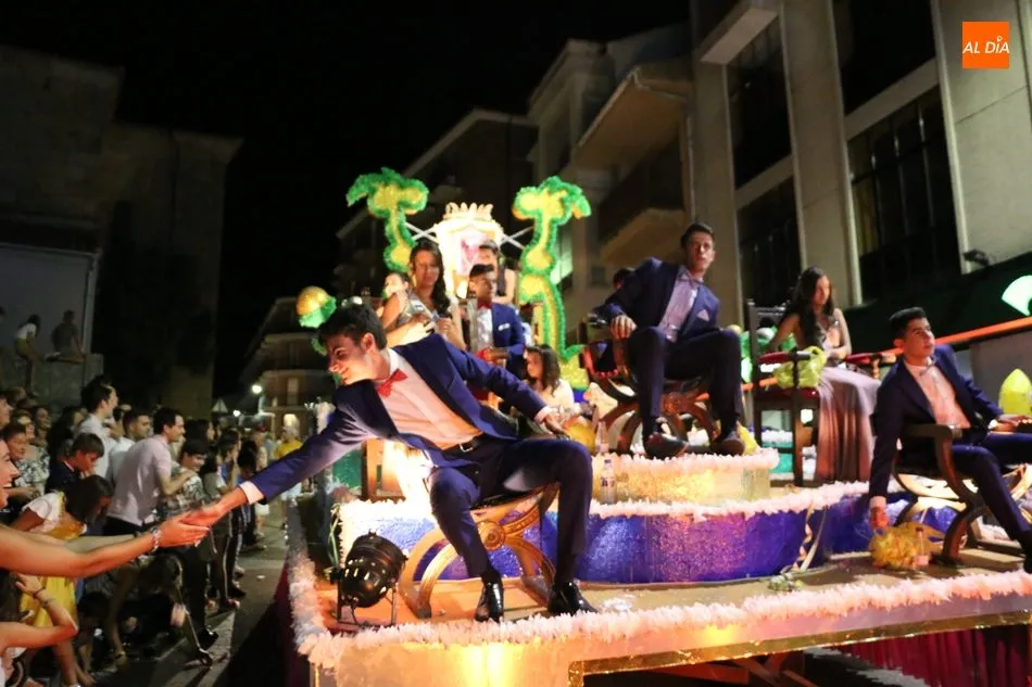 Foto 6 - El desfile de carrozas y la actuaci&oacute;n de Fun&ccedil;ao P&ugrave;blika llenan de p&uacute;blico las calles de...