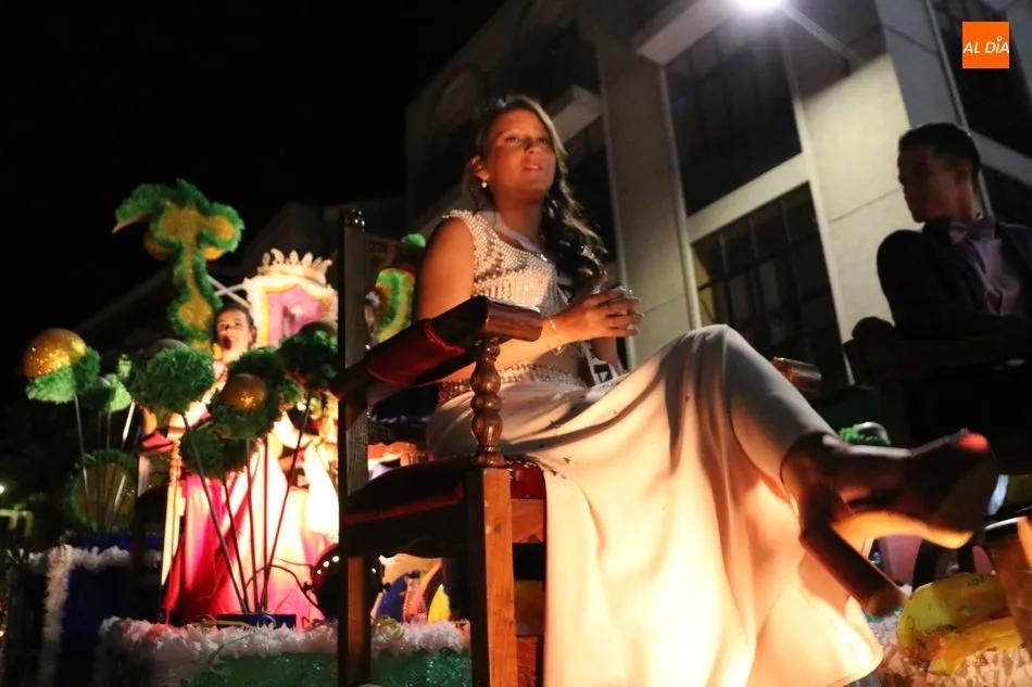 Foto 5 - El desfile de carrozas y la actuaci&oacute;n de Fun&ccedil;ao P&ugrave;blika llenan de p&uacute;blico las calles de...