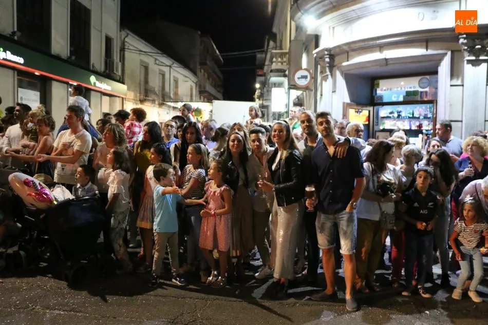 Foto 4 - El desfile de carrozas y la actuaci&oacute;n de Fun&ccedil;ao P&ugrave;blika llenan de p&uacute;blico las calles de...