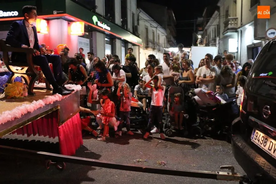Foto 3 - El desfile de carrozas y la actuaci&oacute;n de Fun&ccedil;ao P&ugrave;blika llenan de p&uacute;blico las calles de...