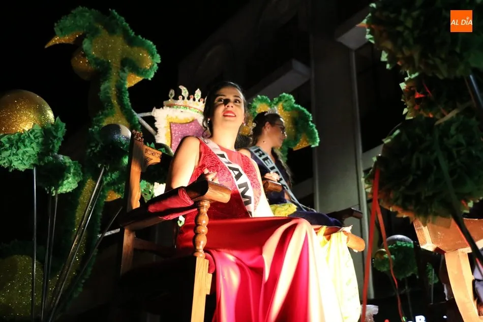 Foto 2 - El desfile de carrozas y la actuaci&oacute;n de Fun&ccedil;ao P&ugrave;blika llenan de p&uacute;blico las calles de...