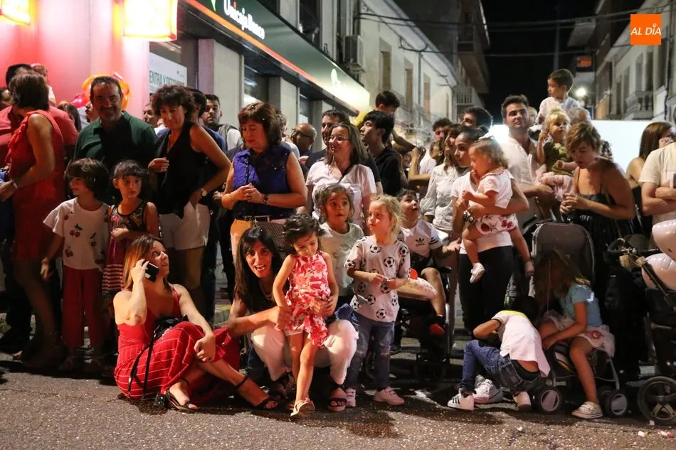 El desfile de carrozas y la actuación de Funçao Pùblika llenan de público las calles de...