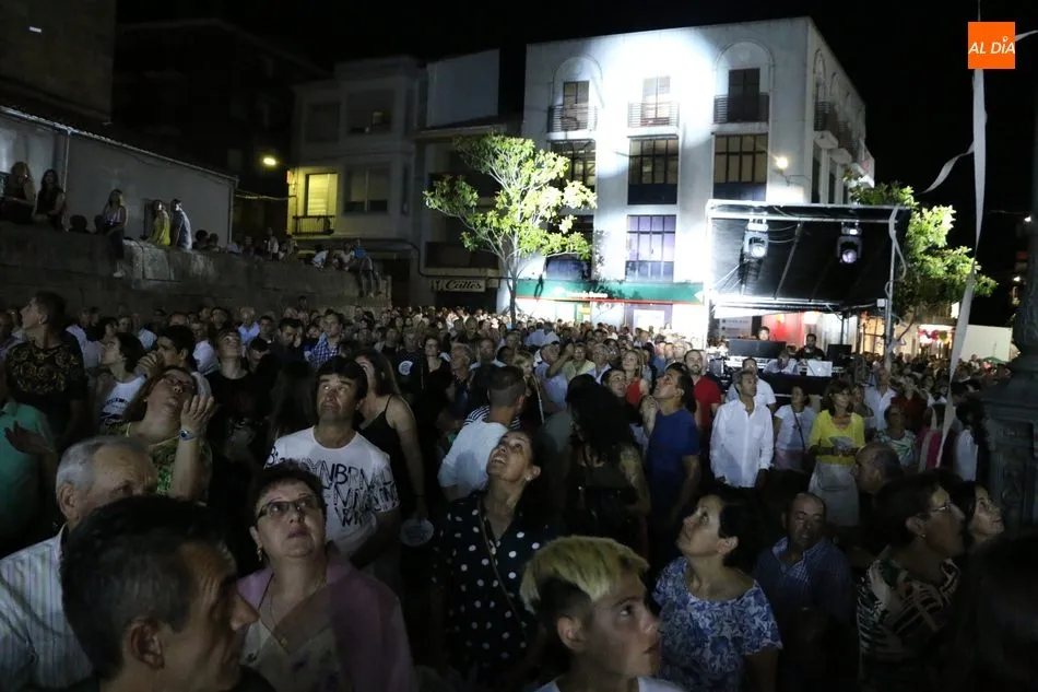 Foto 4 - La Plaza de Vitigudino se queda peque&ntilde;a en la actuaci&oacute;n de Fun&ccedil;ao P&ugrave;blika  