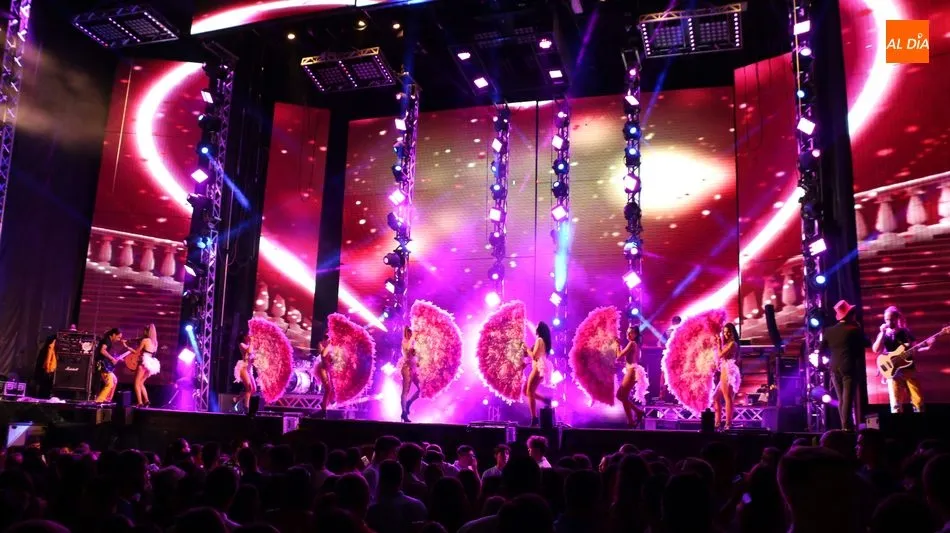 La Plaza de Vitigudino se queda pequeña en la actuación de Funçao Pùblika  