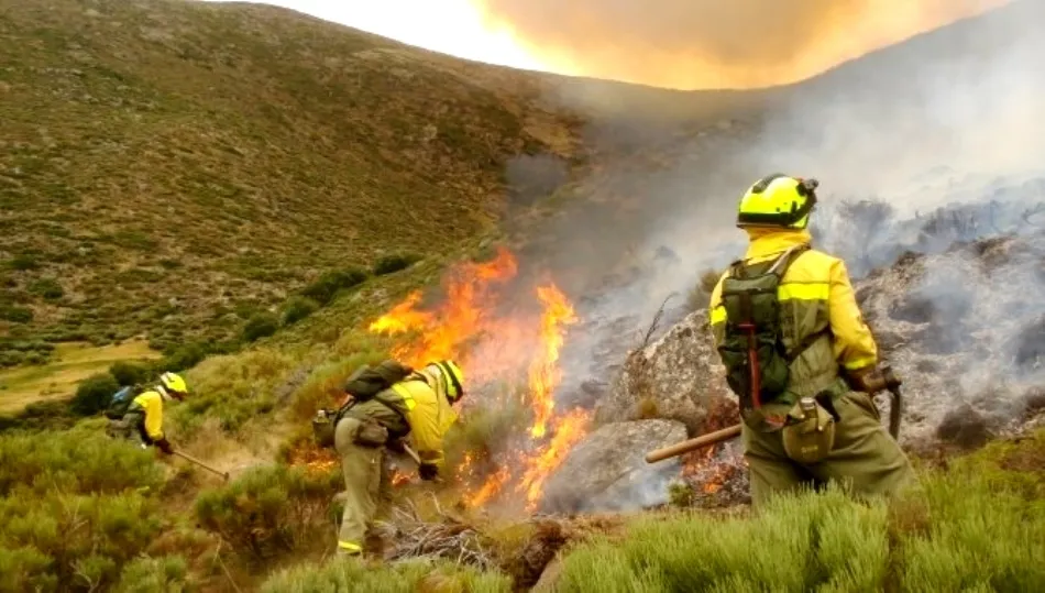 Los bomberos intentan apagar un fuego en la provincia / Archivo