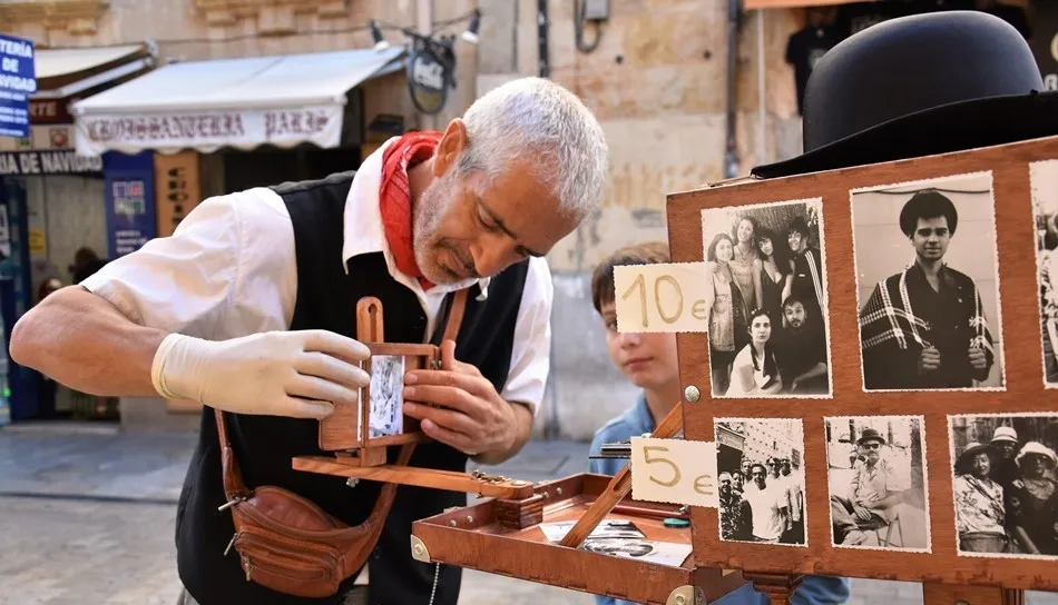 El fotógrafo Alberto Prieto, con su cámara mágica, en el centro de Salamanca