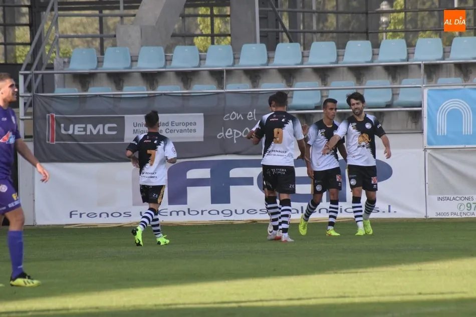 Los jugadores de Unionistas celebran un gol ante el Palencia Cristo Atlético / Archivo