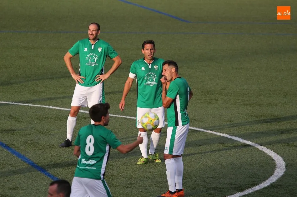 Jonathan Martín da instrucciones a sus compañeros en el partido ante Las Rozas / Archivo