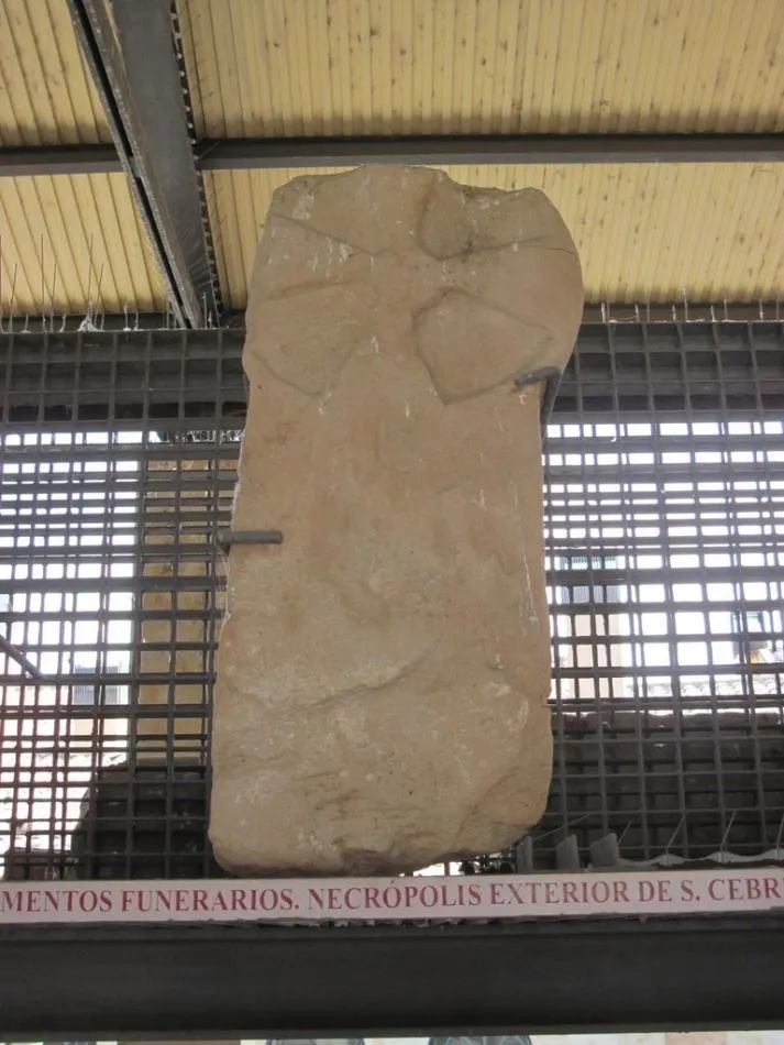 Foto 5 - Ciudadanos por la Defensa del Patrimonio pide m&aacute;s limpieza en la Cueva de Salamanca