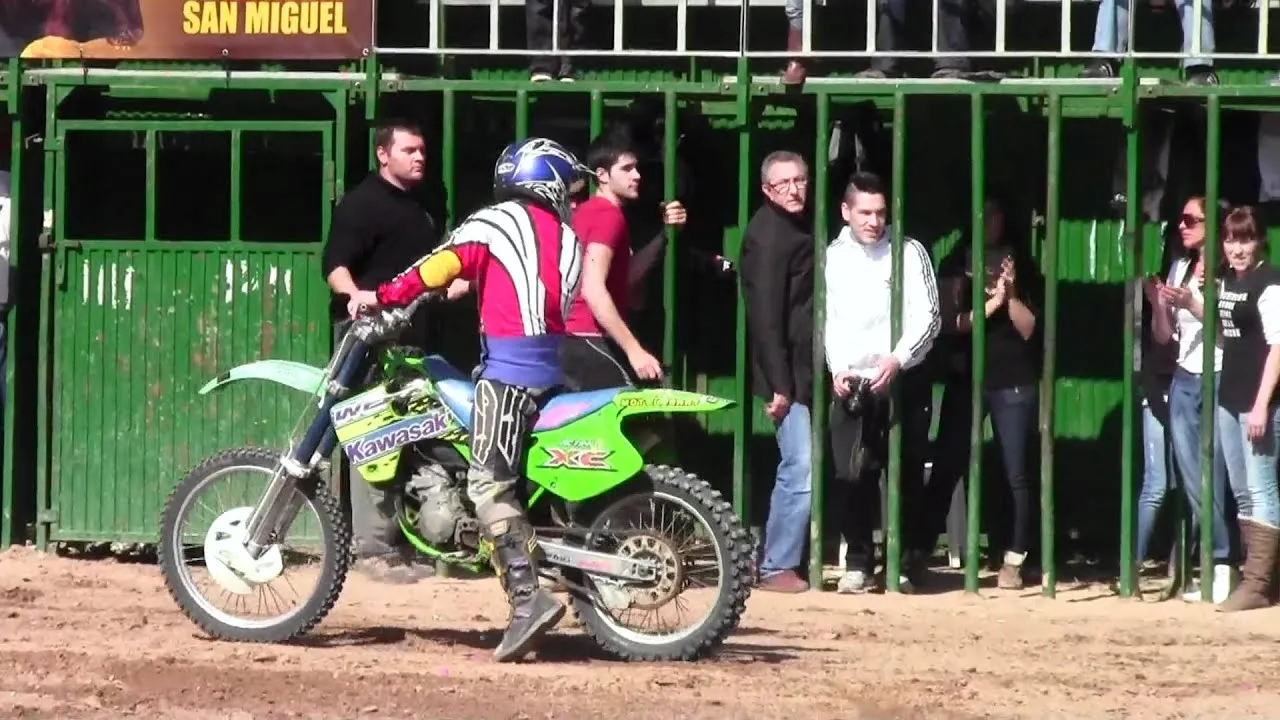 Durante el festejo se introducían vehículos a motor / Youtube