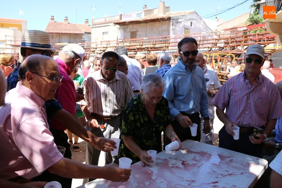 Foto 4 - San Roque pasea en procesi&oacute;n en Villarino por entre calles de hierbabuena y balcones con mantillas ...