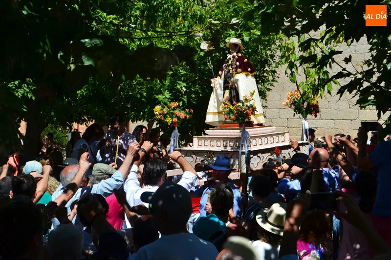 Foto 11 - Bailes, Charradas y v&iacute;tores en una multitudinaria procesi&oacute;n de San Roque en Macotera