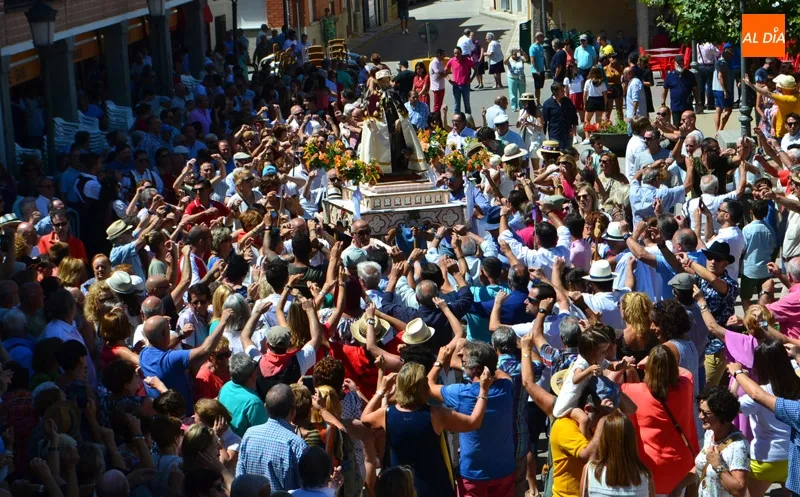 Foto 10 - Bailes, Charradas y v&iacute;tores en una multitudinaria procesi&oacute;n de San Roque en Macotera