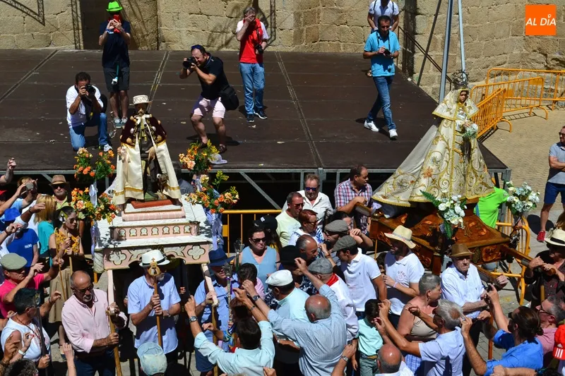 Foto 8 - Bailes, Charradas y v&iacute;tores en una multitudinaria procesi&oacute;n de San Roque en Macotera