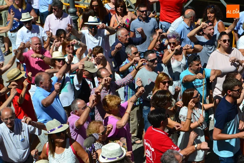 Foto 6 - Bailes, Charradas y v&iacute;tores en una multitudinaria procesi&oacute;n de San Roque en Macotera