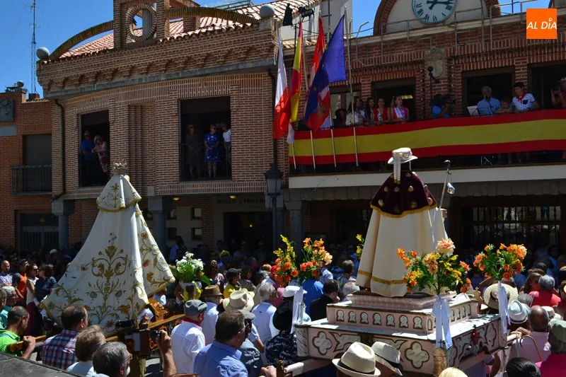 Foto 4 - Bailes, Charradas y v&iacute;tores en una multitudinaria procesi&oacute;n de San Roque en Macotera