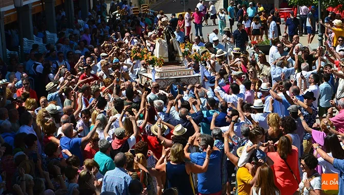 La Plaza Mayor de Macotera se llenaba un año más para dar la bienvenida a la histórica procesión en honor a San Roque