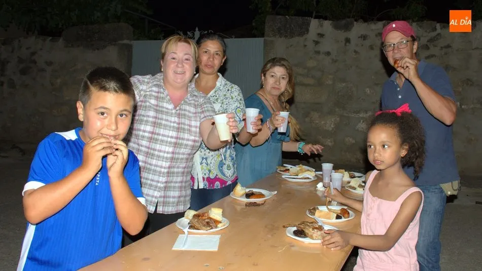 Los asistentes cenaron los ricos productos del cerdo / E. Corredera
