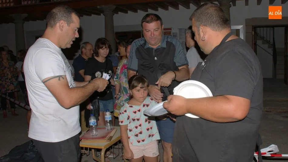 Foto 4 - Un exquisito asado de&nbsp;productos c&aacute;rnicos re&uacute;ne a los vecinos en una cena en Ba&ntilde;ob&aacute;rez    &nbsp;    ...