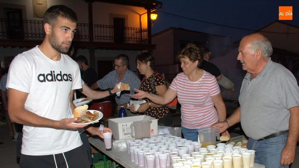 Foto 6 - Un exquisito asado de&nbsp;productos c&aacute;rnicos re&uacute;ne a los vecinos en una cena en Ba&ntilde;ob&aacute;rez    &nbsp;    ...