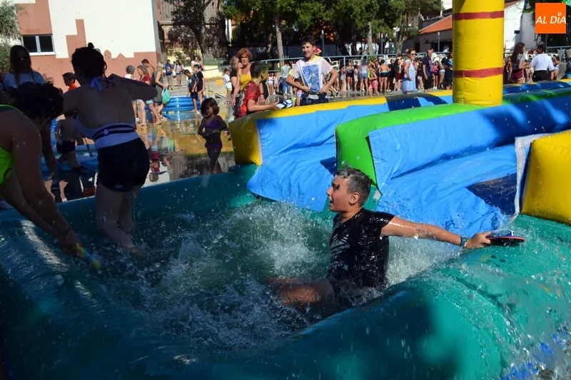 Foto 10 - Divertidas guerras de agua, espuma y color protagonizan el viernes pre-Ferias en el parque La Huerta