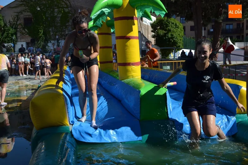 Foto 9 - Divertidas guerras de agua, espuma y color protagonizan el viernes pre-Ferias en el parque La Huerta