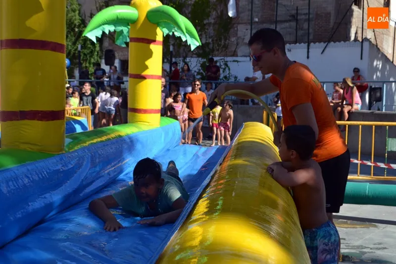 Foto 7 - Divertidas guerras de agua, espuma y color protagonizan el viernes pre-Ferias en el parque La Huerta