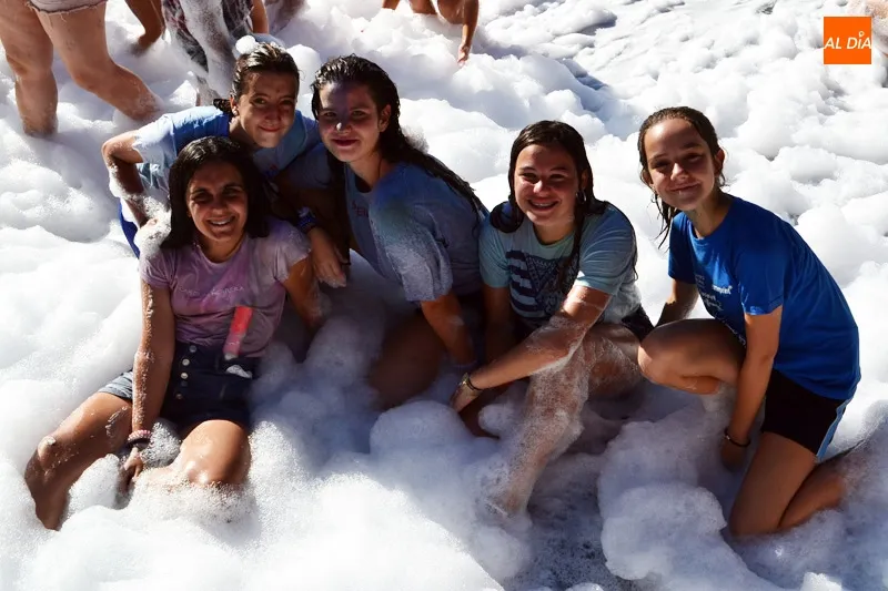 Foto 6 - Divertidas guerras de agua, espuma y color protagonizan el viernes pre-Ferias en el parque La Huerta