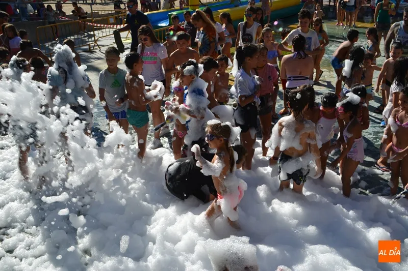 Foto 5 - Divertidas guerras de agua, espuma y color protagonizan el viernes pre-Ferias en el parque La Huerta