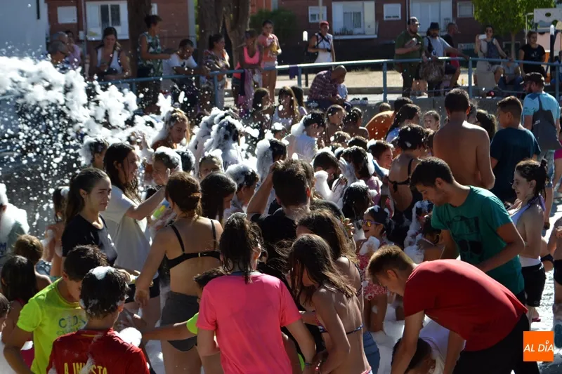 Foto 4 - Divertidas guerras de agua, espuma y color protagonizan el viernes pre-Ferias en el parque La Huerta