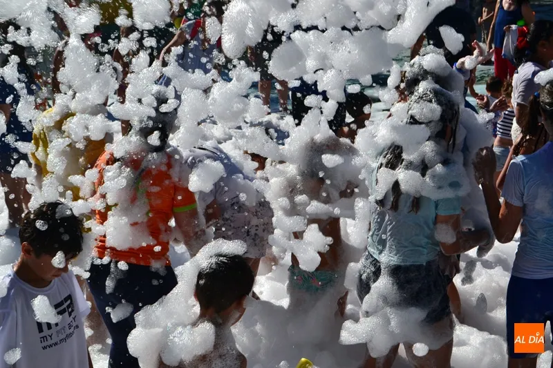 Foto 3 - Divertidas guerras de agua, espuma y color protagonizan el viernes pre-Ferias en el parque La Huerta
