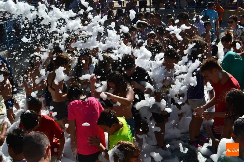 Foto 2 - Divertidas guerras de agua, espuma y color protagonizan el viernes pre-Ferias en el parque La Huerta