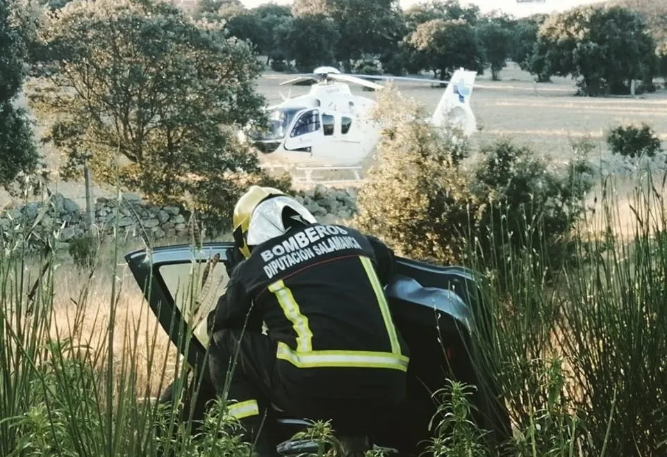 Intervención de los bomberos en el accidente. Foto: Helicóptero Medicalizado de Salamanca
