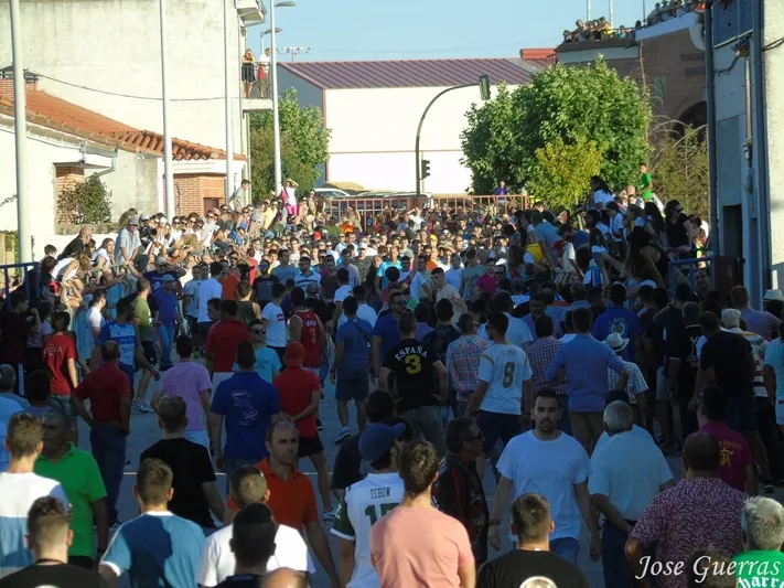 Foto 11 - Adrenalina y &lsquo;llenazo&rsquo; durante el primer Toro de Caj&oacute;n de Macotera
