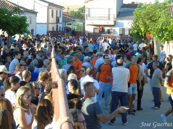Foto 10 - Adrenalina y &lsquo;llenazo&rsquo; durante el primer Toro de Caj&oacute;n de Macotera
