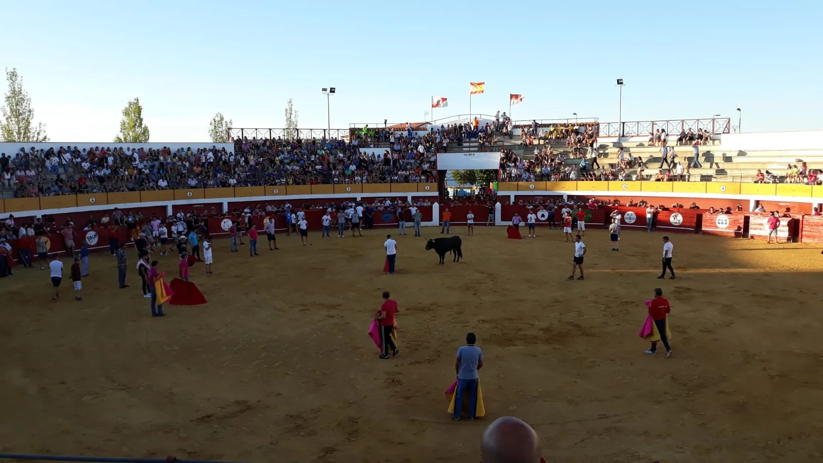 Foto 2 - Adrenalina y &lsquo;llenazo&rsquo; durante el primer Toro de Caj&oacute;n de Macotera