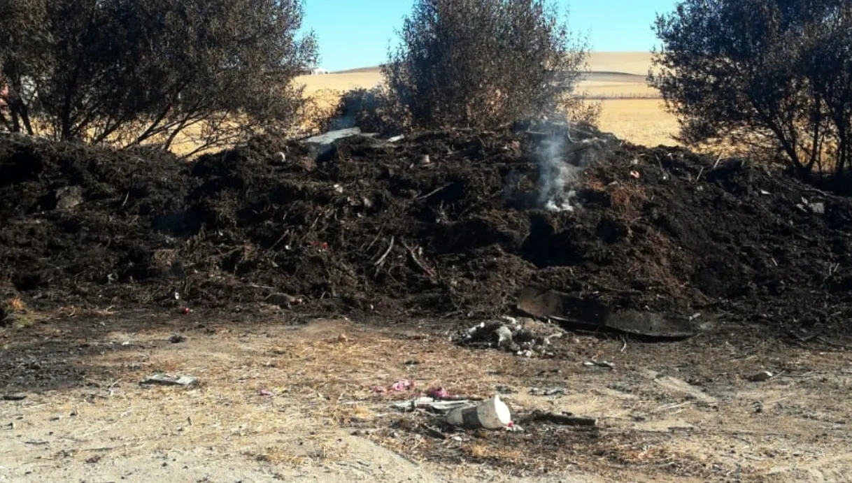 Un pequeño incendio calcinaba varios colchones abandonados en Salmoral